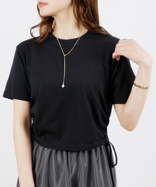 CLOTHY(クロシィ)の「【旬なショート丈トップス!】裾リボンシャーリングTシャツ(Tシャツ/カットソー・レディース・ブラック/その他/チャコールグレー/オフホワイト・MEDIUM/LARGE)」の3枚目の写真
