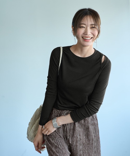 STYLE DELI（スタイルデリ）の「薄手で柔らかい片側肩あきカットソートップス（Tシャツ/カットソー・レディース・ホワイト/ブラック・FREE）」の2枚目の写真