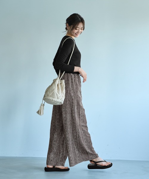 STYLE DELI（スタイルデリ）の「薄手で柔らかい片側肩あきカットソートップス（Tシャツ/カットソー・レディース・ホワイト/ブラック・FREE）」の13枚目の写真