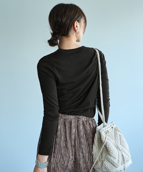 STYLE DELI（スタイルデリ）の「薄手で柔らかい片側肩あきカットソートップス（Tシャツ/カットソー・レディース・ホワイト/ブラック・FREE）」の14枚目の写真