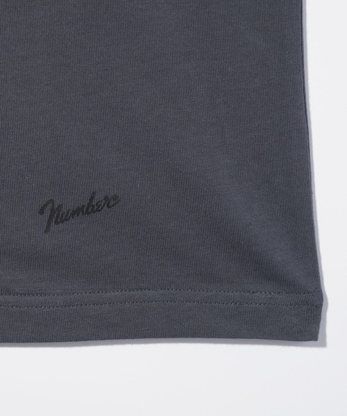 NUMBER (N)INE（ナンバーナイン）の「【NUMBER(N)INE/ナンバーナイン】BASIC HEM PRINTED SLEEVELESS SHIRT / ベーシック ワンポイント ロゴプリント ノースリーブ クルーネックシャツ（Tシャツ/カットソー・メンズ・ブラック/ホワイト/チャコールグレー・M/L/XL）」の8枚目の写真