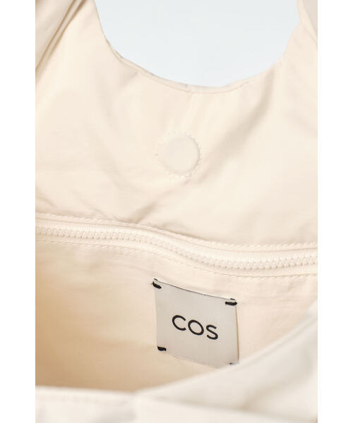 COS(コス)の「CLOUD ミニトートバッグ(ハンドバッグ・レディース・ブラック/ホワイト系その他/ライトブルー・ONE SIZE)」の12枚目の写真