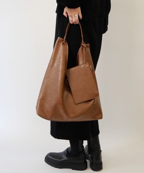 CURI BISCUI（キュリ　ビスキュイ）の「2ポーチセット ワンハンドルバッグ（トートバッグ・レディース・ブラック/シルバー/モカ・FREE）」の2枚目の写真