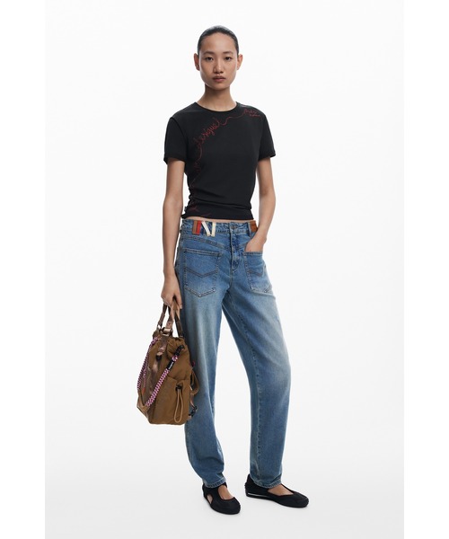 Desigual(デシグアル)の「フレーズエンブロイダリー 刺繍入りTシャツ ブラック(Tシャツ/カットソー・レディース・ホワイト/ブラック・XS/S/L/XL/M)」の4枚目の写真