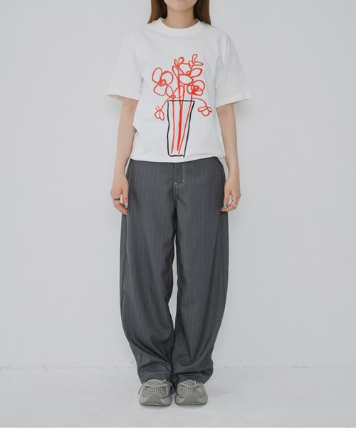 Enewd nina(エニュードニーナ)の「【zozo限定】花瓶 芸術的 上品 フラワー ビックアートアート ユニセックス Tシャツ(Tシャツ/カットソー・レディース・ホワイト/ブラック・FREE)」の3枚目の写真