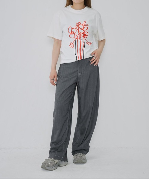 Enewd nina(エニュードニーナ)の「【zozo限定】花瓶 芸術的 上品 フラワー ビックアートアート ユニセックス Tシャツ(Tシャツ/カットソー・レディース・ホワイト/ブラック・FREE)」の4枚目の写真