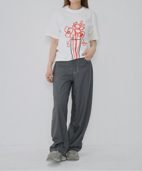 Enewd nina(エニュードニーナ)の「【zozo限定】花瓶 芸術的 上品 フラワー ビックアートアート ユニセックス Tシャツ(Tシャツ/カットソー・レディース・ホワイト/ブラック・FREE)」の5枚目の写真