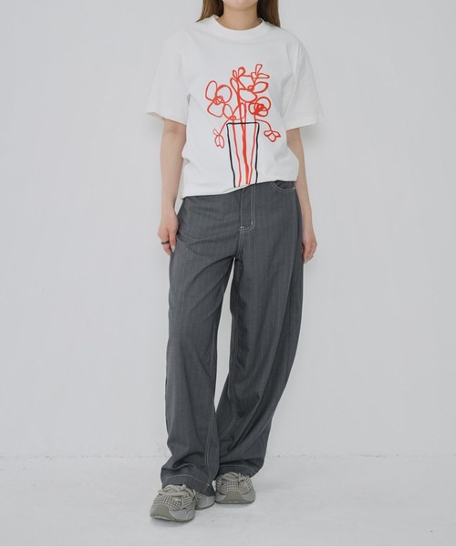 Enewd nina(エニュードニーナ)の「【zozo限定】花瓶 芸術的 上品 フラワー ビックアートアート ユニセックス Tシャツ(Tシャツ/カットソー・レディース・ホワイト/ブラック・FREE)」の6枚目の写真