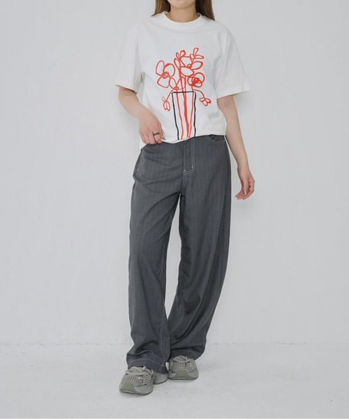 Enewd nina(エニュードニーナ)の「【zozo限定】花瓶 芸術的 上品 フラワー ビックアートアート ユニセックス Tシャツ(Tシャツ/カットソー・レディース・ホワイト/ブラック・FREE)」の7枚目の写真