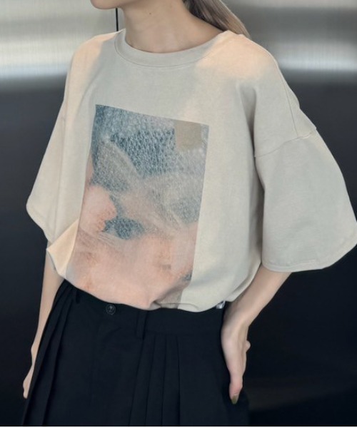 Ameri（アメリ）の「Silvia Conde Olivan×Ameri OVERSIZE TEE（Tシャツ/カットソー・レディース・スミクロ/ベージュ/グリーン/アイボリー・FREE）」の3枚目の写真