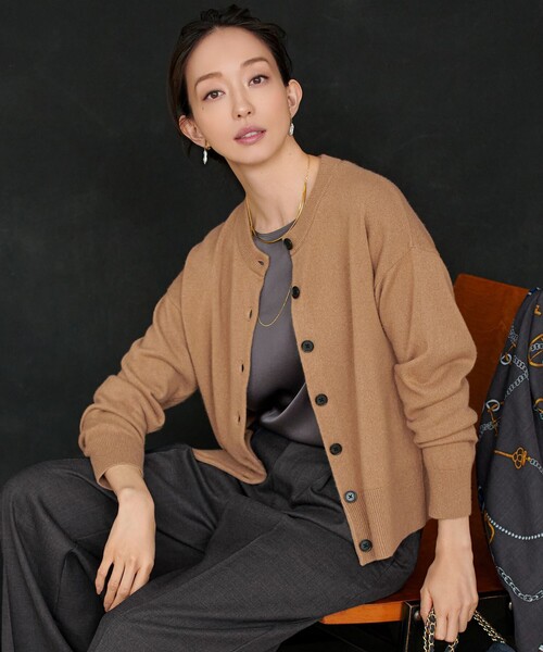 23区（ニジュウサンク）の「ピュアカシミヤ クルーネック カーディガン（カーディガン/ボレロ・レディース・オレンジ系/ライトグレー系/イエロー系/ブルー系/ベージュ系/スカイブルー系/黄土色系・40/38）」の2枚目の写真