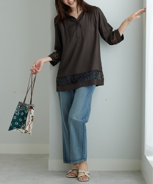 BELLUNA PLUS（ベルーナ）の「袖＆裾レース切替シャツチュニック（チュニック・レディース・チャコール/フューシャピンク/ターコイズブルー・MEDIUM/LARGE/X-LARGE）」の4枚目の写真