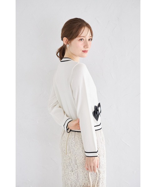 tocco closet（トッコ　クローゼット）の「フラワーモチーフ＆リボン付きバイカラーニットカーディガン（カーディガン/ボレロ・レディース・オフホワイト/グレー/ブラック・M）」の4枚目の写真