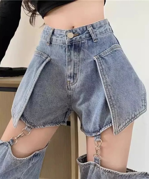 CELENA BEATS(セレナビーツ)の「チェーン付き セパレート デニム パンツ(デニムパンツ・レディース・ブラック/ブルー・S/M)」の2枚目の写真