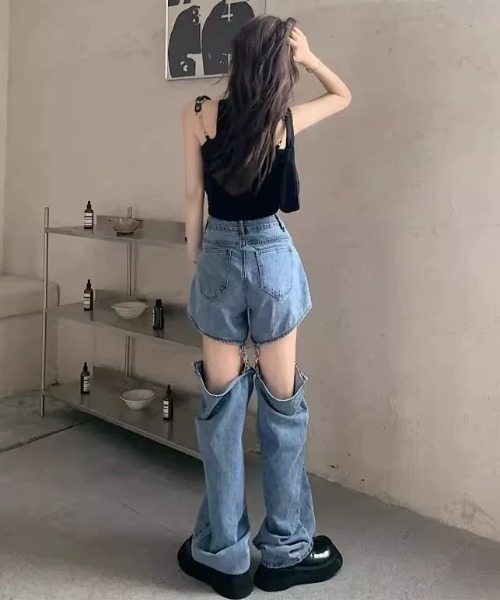 CELENA BEATS(セレナビーツ)の「チェーン付き セパレート デニム パンツ(デニムパンツ・レディース・ブラック/ブルー・S/M)」の4枚目の写真