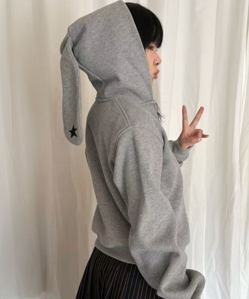 Achic(アシック)の「星柄うさ耳パーカー(パーカー・レディース・グレー/ダークブラウン/ダークブラウン系1/グレー系その他・M)」の7枚目の写真