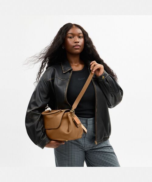 COACH(コーチ)の「スラウチー ローグ トップ ハンドル バッグ(ショルダーバッグ・レディース・ブラウン系その他・ONE)」の4枚目の写真
