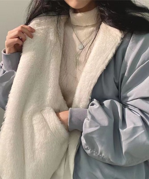 Mejoul（メジュール）の「フード付きリバーシブルボリュームブルゾンファーブルゾン（ブルゾン・レディース・ブルー/アイボリー/ブラック/カーキ・M/L）」の11枚目の写真