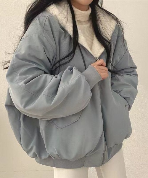 Mejoul（メジュール）の「フード付きリバーシブルボリュームブルゾンファーブルゾン（ブルゾン・レディース・ブルー/アイボリー/ブラック/カーキ・M/L）」の12枚目の写真