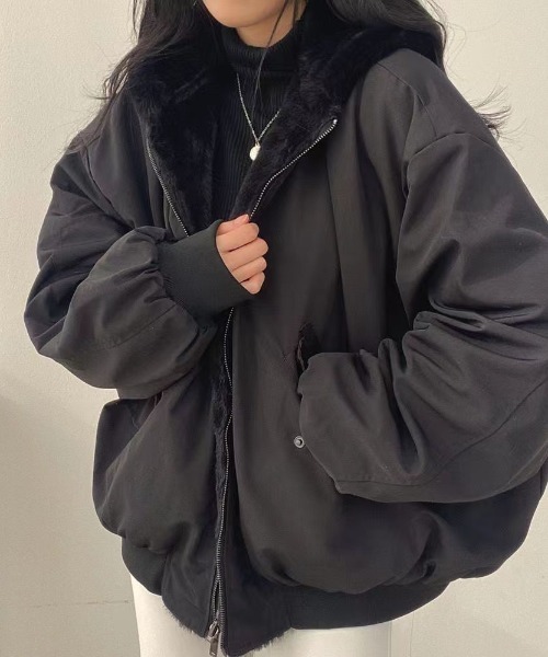 Mejoul（メジュール）の「フード付きリバーシブルボリュームブルゾンファーブルゾン（ブルゾン・レディース・ブルー/アイボリー/ブラック/カーキ・M/L）」の9枚目の写真