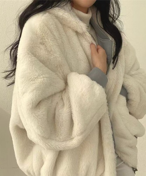 Mejoul（メジュール）の「フード付きリバーシブルボリュームブルゾンファーブルゾン（ブルゾン・レディース・ブルー/アイボリー/ブラック/カーキ・M/L）」の7枚目の写真