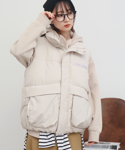 mihns closet（ミンズクローゼット）の「【mihns closet/ミンズクローゼット】 スタンドカラー パデッド ストレッチ ユーティリティポケット ベスト（ダウンベスト・メンズ・ブラック/ブラック系その他2/オフホワイト/セージグリーン/ブラック系その他/ネイビー/クリアブラック/ベージュ・S/M/L/LL）」の2枚目の写真