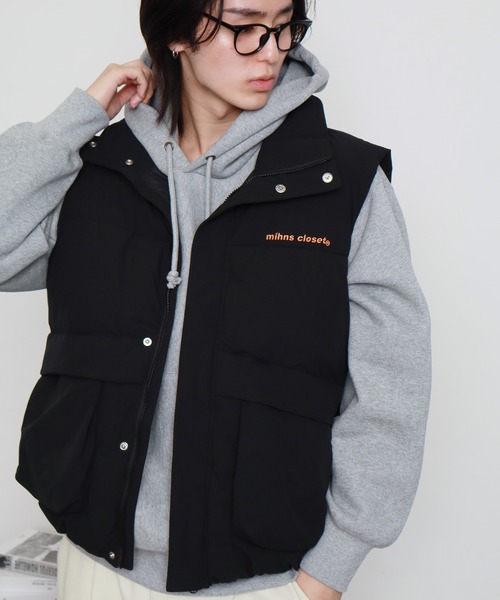 mihns closet（ミンズクローゼット）の「【mihns closet/ミンズクローゼット】 スタンドカラー パデッド ストレッチ ユーティリティポケット ベスト（ダウンベスト・メンズ・ブラック/ブラック系その他2/オフホワイト/セージグリーン/ブラック系その他/ネイビー/クリアブラック/ベージュ・S/M/L/LL）」の3枚目の写真