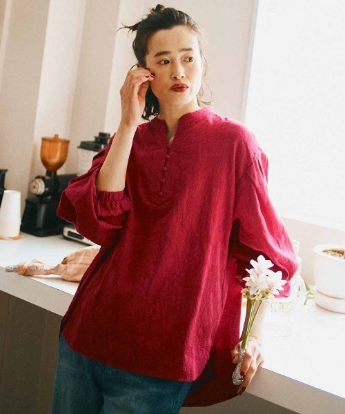 Live in comfort(リブインコンフォート)の「リブ イン コンフォート シックに華やぐ ボタニカルコットンジャカードブラウス(シャツ/ブラウス・レディース・レッド/グレー・M/L/LL/3L/S)」の1枚目の写真