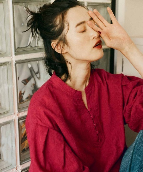 Live in comfort(リブインコンフォート)の「リブ イン コンフォート シックに華やぐ ボタニカルコットンジャカードブラウス(シャツ/ブラウス・レディース・レッド/グレー・M/L/LL/3L/S)」の4枚目の写真