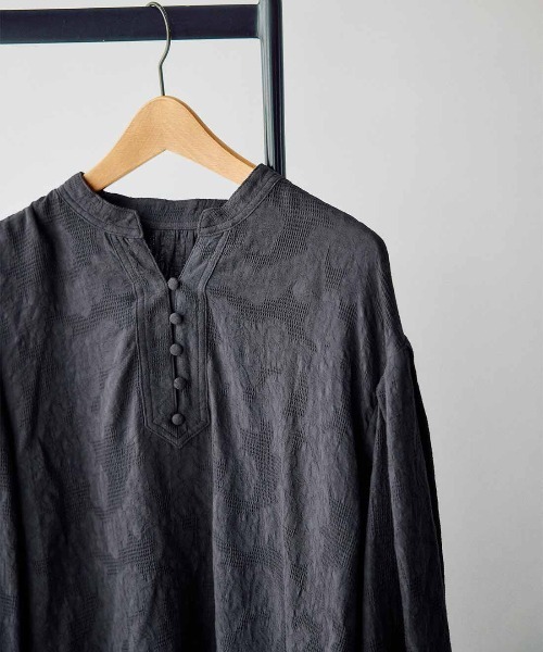 Live in comfort(リブインコンフォート)の「リブ イン コンフォート シックに華やぐ ボタニカルコットンジャカードブラウス(シャツ/ブラウス・レディース・レッド/グレー・M/L/LL/3L/S)」の6枚目の写真