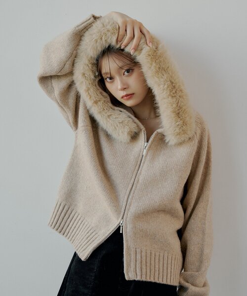 フード付きベージュニットカーディガン Chico（チコ）の「【SALON by Chico】フードファーWジップニット