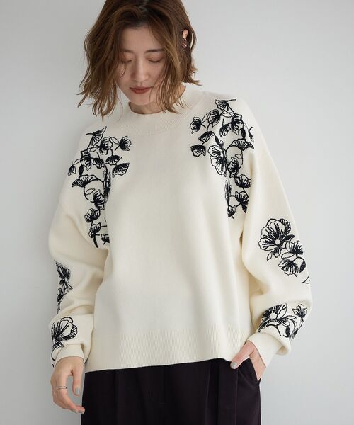 YECCA VECCA(イェッカヴェッカ)の「フラワー刺繍ニット(ニット/セーター・レディース・オフホワイト/チャコールグレー・FREE)」の7枚目の写真
