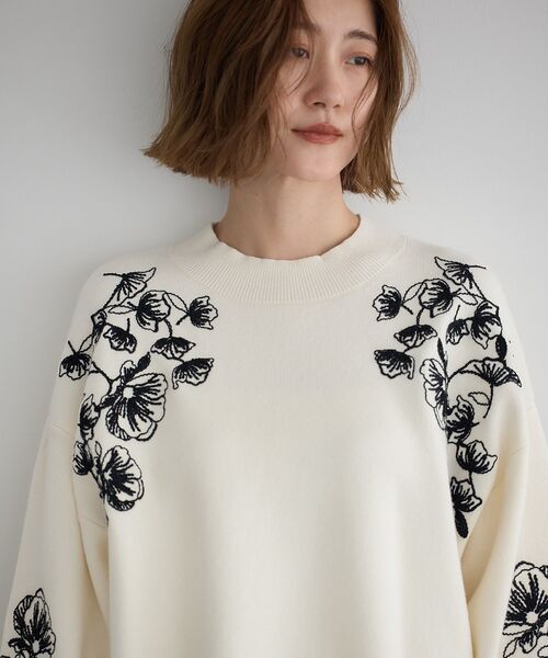 YECCA VECCA(イェッカヴェッカ)の「フラワー刺繍ニット(ニット/セーター・レディース・オフホワイト/チャコールグレー・FREE)」の11枚目の写真