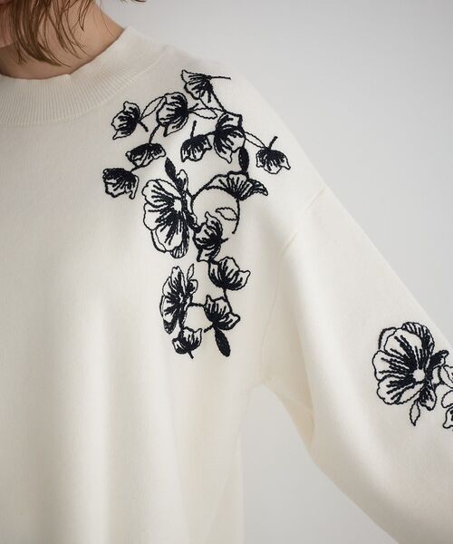 YECCA VECCA(イェッカヴェッカ)の「フラワー刺繍ニット(ニット/セーター・レディース・オフホワイト/チャコールグレー・FREE)」の12枚目の写真