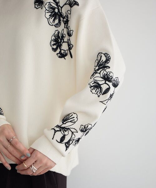YECCA VECCA(イェッカヴェッカ)の「フラワー刺繍ニット(ニット/セーター・レディース・オフホワイト/チャコールグレー・FREE)」の13枚目の写真