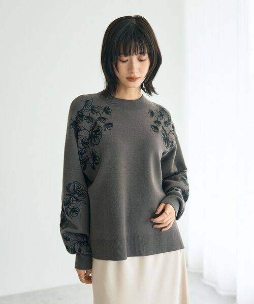 YECCA VECCA(イェッカヴェッカ)の「フラワー刺繍ニット(ニット/セーター・レディース・オフホワイト/チャコールグレー・FREE)」の2枚目の写真