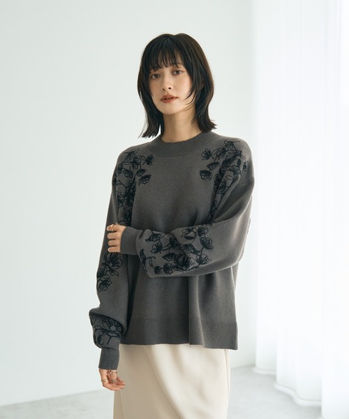 YECCA VECCA(イェッカヴェッカ)の「フラワー刺繍ニット(ニット/セーター・レディース・オフホワイト/チャコールグレー・FREE)」の4枚目の写真
