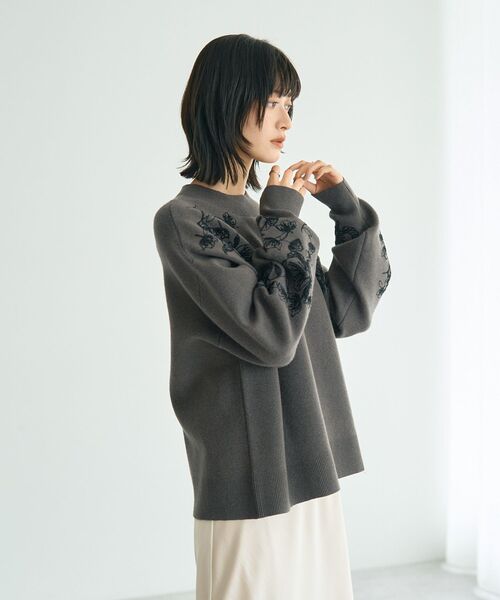 YECCA VECCA(イェッカヴェッカ)の「フラワー刺繍ニット(ニット/セーター・レディース・オフホワイト/チャコールグレー・FREE)」の3枚目の写真