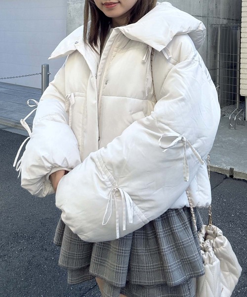 AS KNOW AS plus(アズノゥアズプラス)の「♪散りばめリボン 2WAYビッグ衿 ボリューム中綿ブルゾン(ダウンジャケット/コート・レディース・サックスブルー/ブラック/アイボリー・FREE)」の2枚目の写真