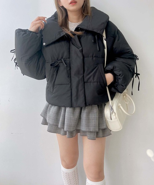 AS KNOW AS plus(アズノゥアズプラス)の「♪散りばめリボン 2WAYビッグ衿 ボリューム中綿ブルゾン(ダウンジャケット/コート・レディース・サックスブルー/ブラック/アイボリー・FREE)」の3枚目の写真