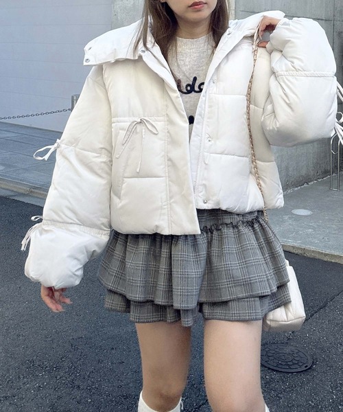 AS KNOW AS plus(アズノゥアズプラス)の「♪散りばめリボン 2WAYビッグ衿 ボリューム中綿ブルゾン(ダウンジャケット/コート・レディース・サックスブルー/ブラック/アイボリー・FREE)」の4枚目の写真