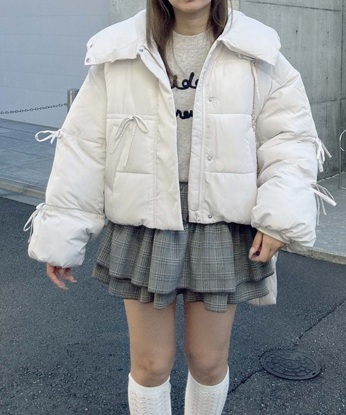 AS KNOW AS plus(アズノゥアズプラス)の「♪散りばめリボン 2WAYビッグ衿 ボリューム中綿ブルゾン(ダウンジャケット/コート・レディース・サックスブルー/ブラック/アイボリー・FREE)」の6枚目の写真