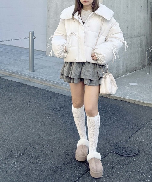 AS KNOW AS plus(アズノゥアズプラス)の「♪散りばめリボン 2WAYビッグ衿 ボリューム中綿ブルゾン(ダウンジャケット/コート・レディース・サックスブルー/ブラック/アイボリー・FREE)」の9枚目の写真