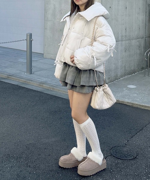 AS KNOW AS plus(アズノゥアズプラス)の「♪散りばめリボン 2WAYビッグ衿 ボリューム中綿ブルゾン(ダウンジャケット/コート・レディース・サックスブルー/ブラック/アイボリー・FREE)」の10枚目の写真