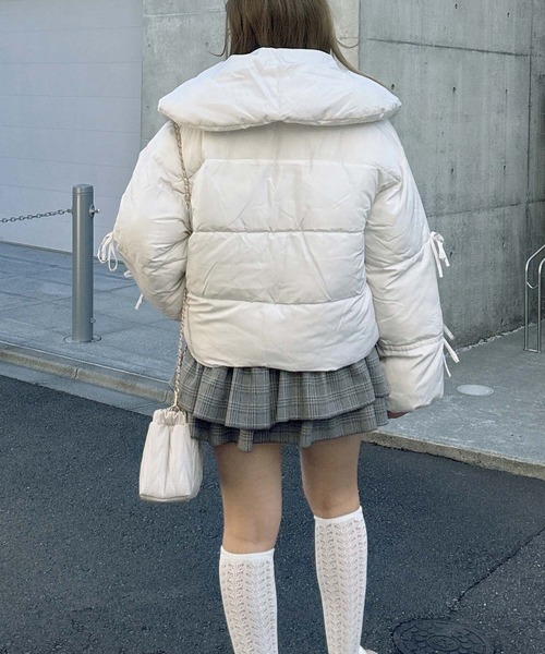 AS KNOW AS plus(アズノゥアズプラス)の「♪散りばめリボン 2WAYビッグ衿 ボリューム中綿ブルゾン(ダウンジャケット/コート・レディース・サックスブルー/ブラック/アイボリー・FREE)」の11枚目の写真