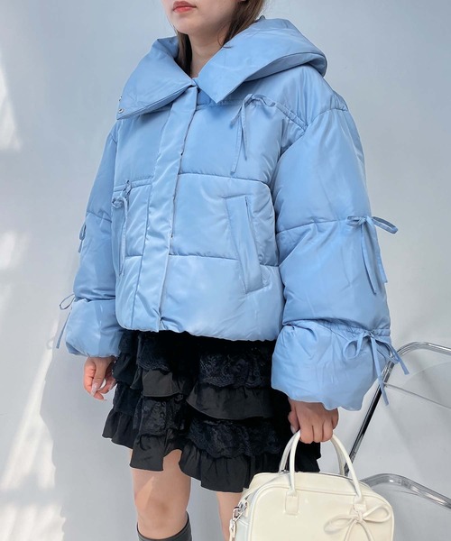 AS KNOW AS plus(アズノゥアズプラス)の「♪散りばめリボン 2WAYビッグ衿 ボリューム中綿ブルゾン(ダウンジャケット/コート・レディース・サックスブルー/ブラック/アイボリー・FREE)」の16枚目の写真