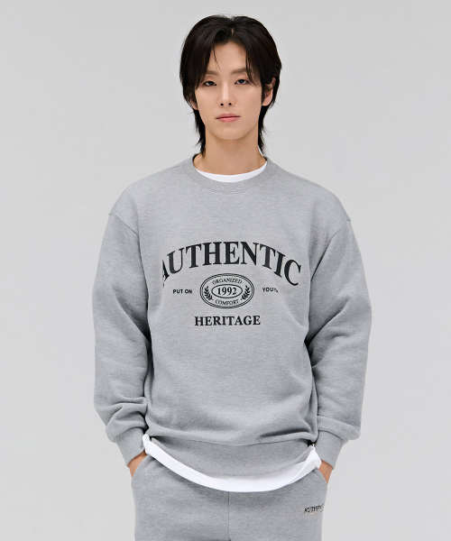 CHASECULT(チェイスカルト)の「共用エッセンシャルアーチレタリング裏起毛スウェットTシャツ-グレー(スウェット・メンズ・ライトグレー・90/95/100/105/110)」の1枚目の写真