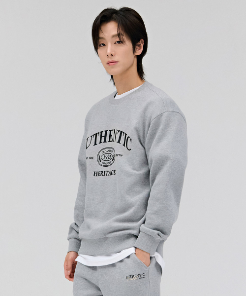 CHASECULT(チェイスカルト)の「共用エッセンシャルアーチレタリング裏起毛スウェットTシャツ-グレー(スウェット・メンズ・ライトグレー・90/95/100/105/110)」の2枚目の写真