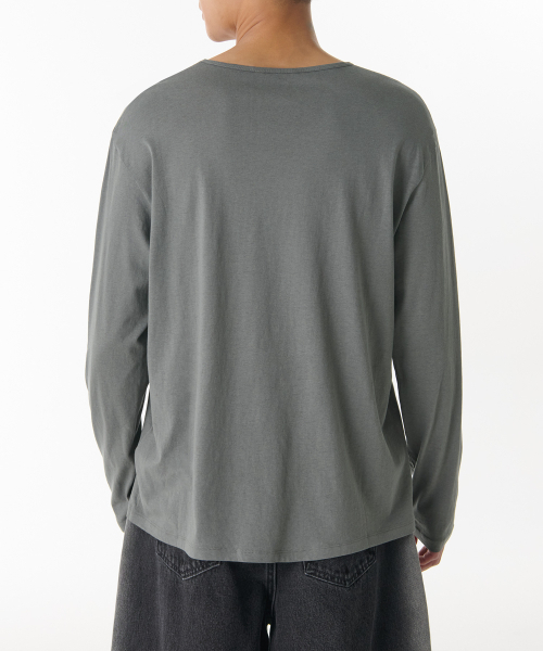 MUSINSA STANDARD（ムシンサスタンダード）の「リラックスドライトウェイトCRスcoopネック長袖Tシャツ[カーキグレー]（Tシャツ/カットソー・メンズ・その他・SMALL/MEDIUM/LARGE/X-LARGE/XX-LARGE/XXX-LARGE）」の2枚目の写真