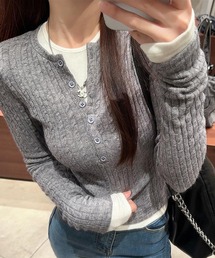 配色レイヤード風ケーブル編みリブニット